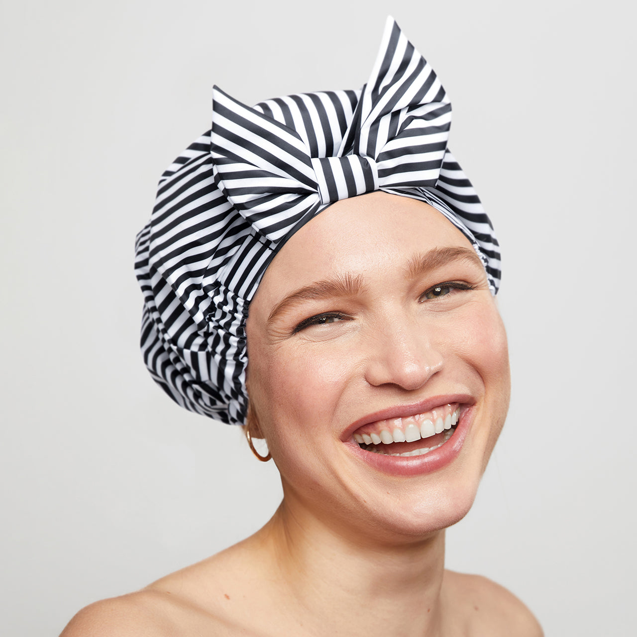 0835-Luxe-ShowerCap-Model-Cleanse-Stripe-4-1280x1280px.jpg