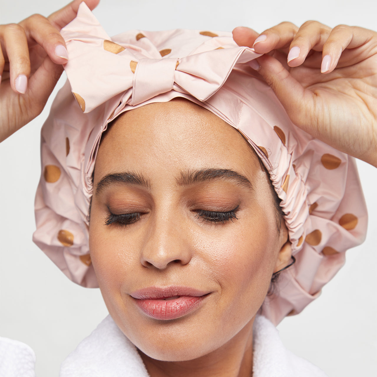 0842-Luxe-ShowerCap-Model-Cleanse-BlushDot-6-1280x1280px.jpg
