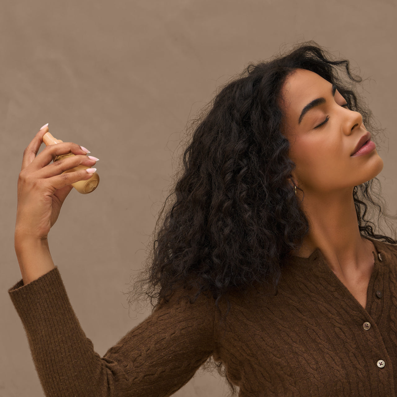 500782-HairPerfume-RusticVanilla-Fragrance-Model-3-1280x1280px-2.jpg