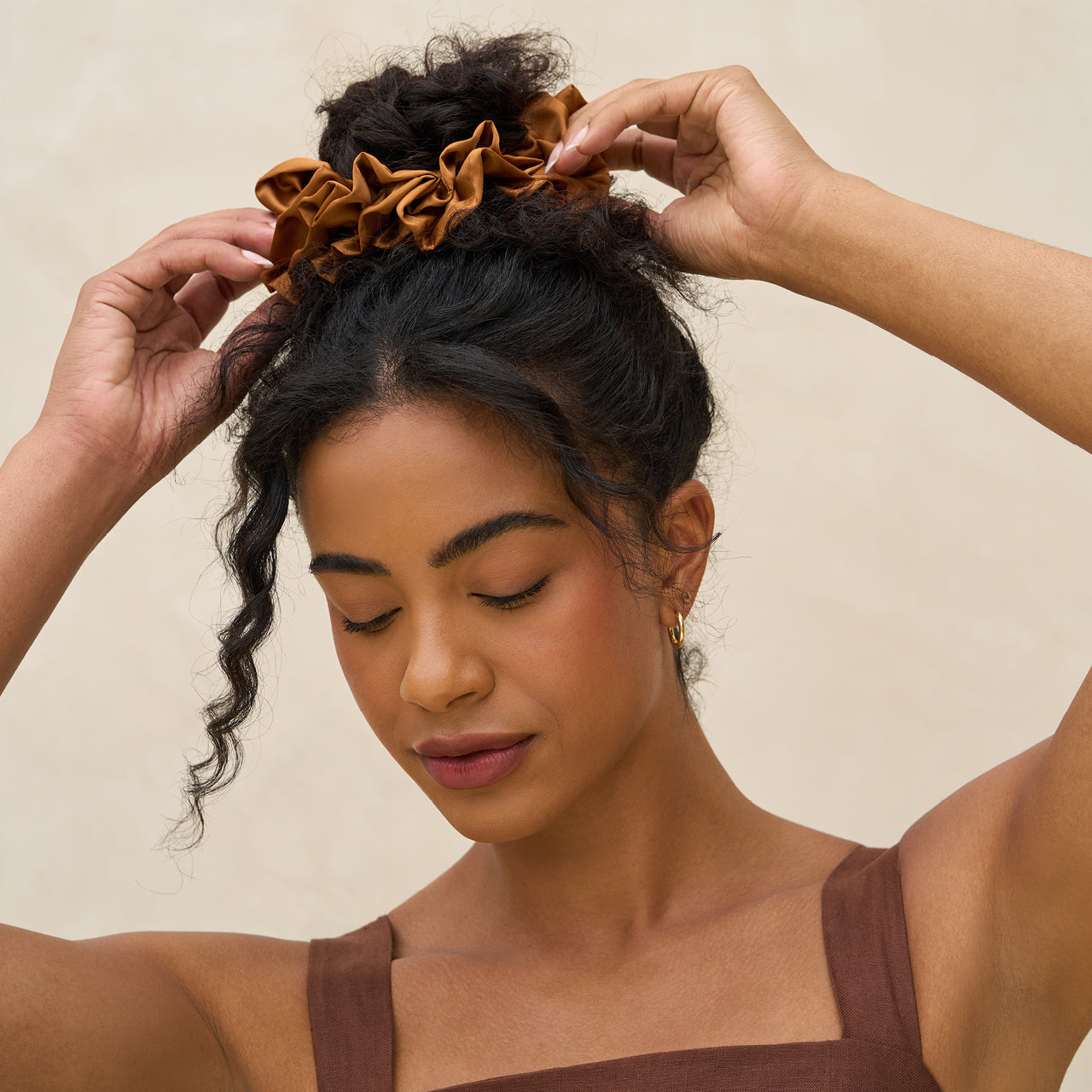 503837-RecycledFabricRuffleScrunchie-Camel-Hair-Model-1280x1280px_26226ea8-e175-4dcd-9dc0-2a640db093ae.jpg