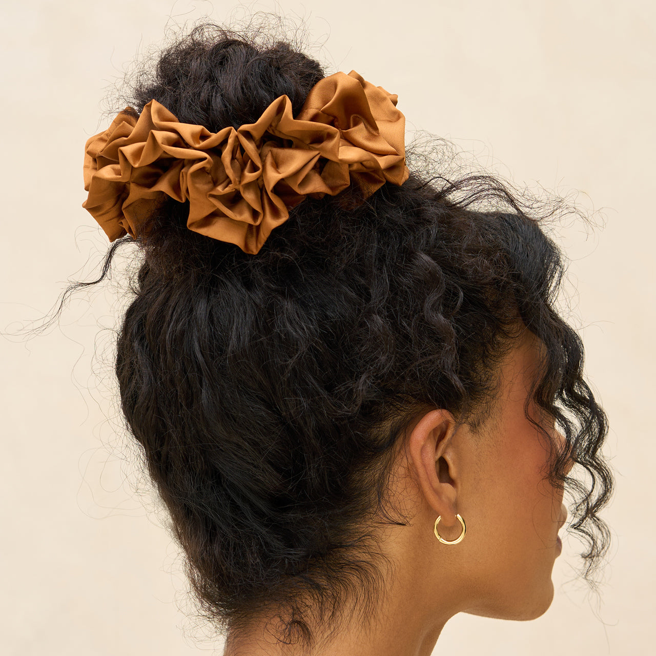 503837-RecycledFabricRuffleScrunchie-Camel-Hair-Model-3-1280x1280px_9c87e3dd-e798-4ece-8811-82ce39d81079.jpg