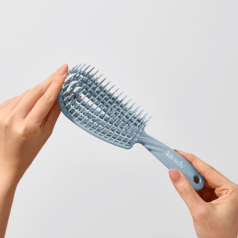 504247-DetanglingFlexiBrush-Pro-HazeBlue-Model-1x1-1.gif