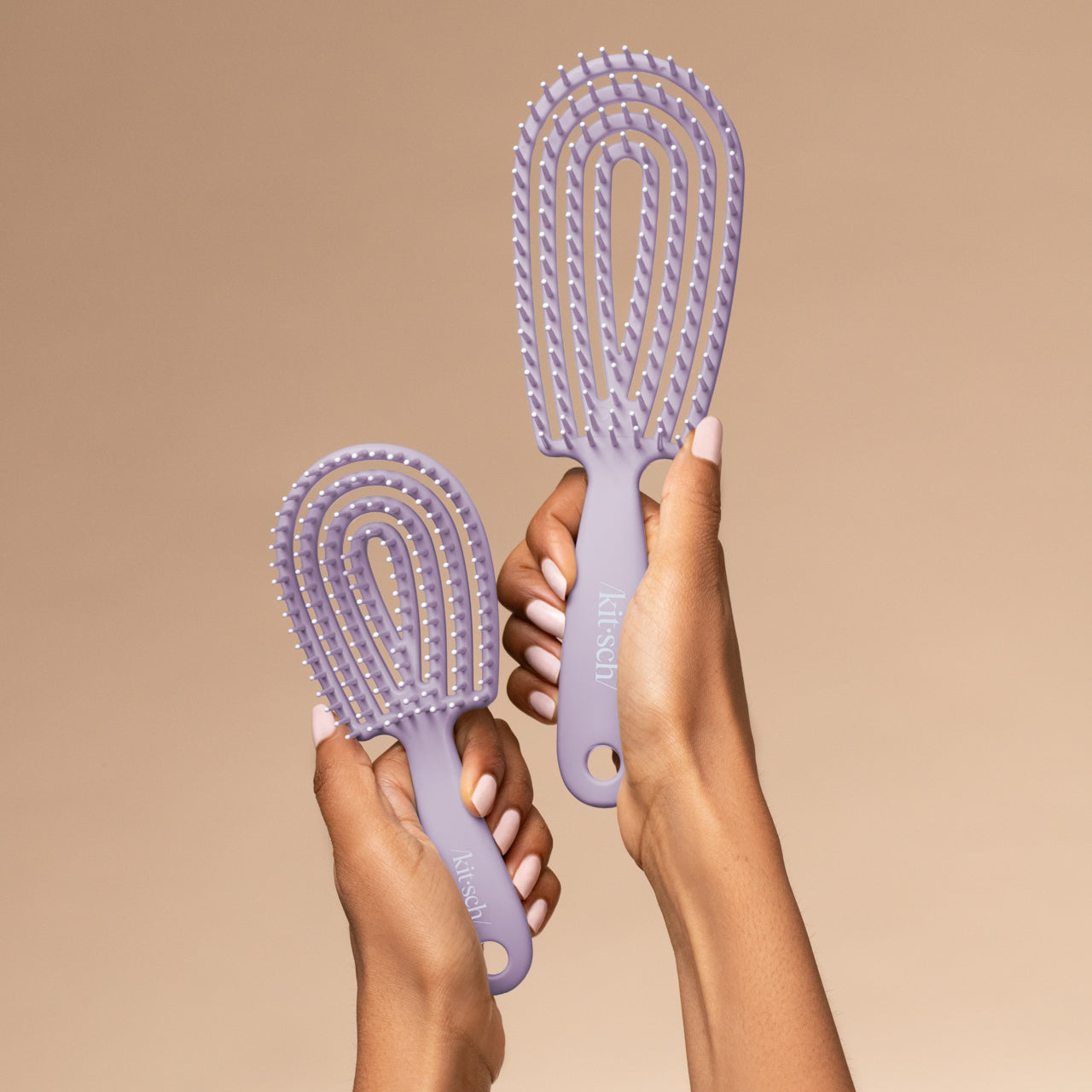 504810-MiniDetanglingFlexiBrush-Pro-SoftViolet-Model-1280x1280px.jpg