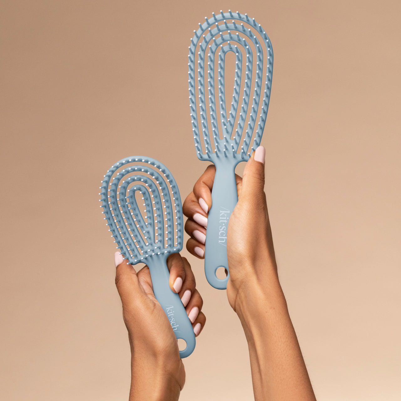 504827-MiniDetanglingFlexiBrush-HazeBlue-Pro-Model-1280x1280px.jpg