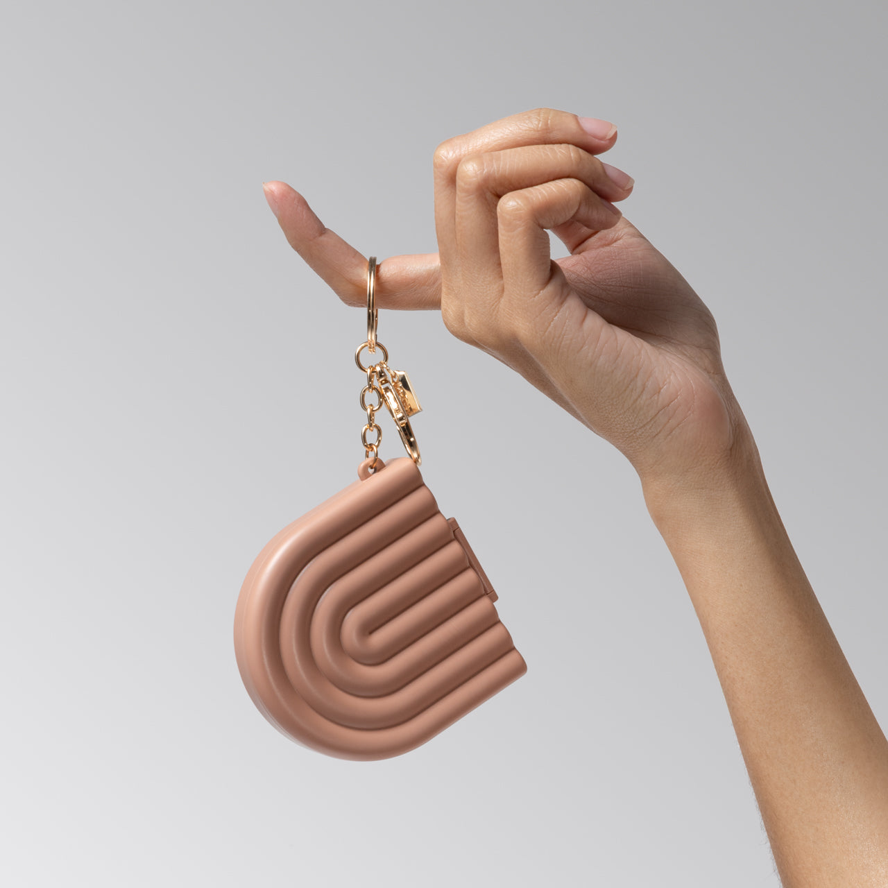 507583-CompactMirrorKeychain-Terracotta-model-1-1280x1280px.jpg