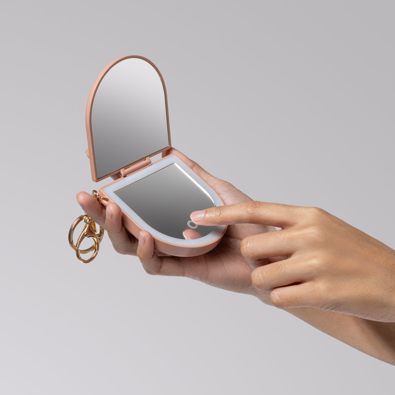 507583-CompactMirrorKeychain-Terracotta-model-6-1280x1280px.jpg