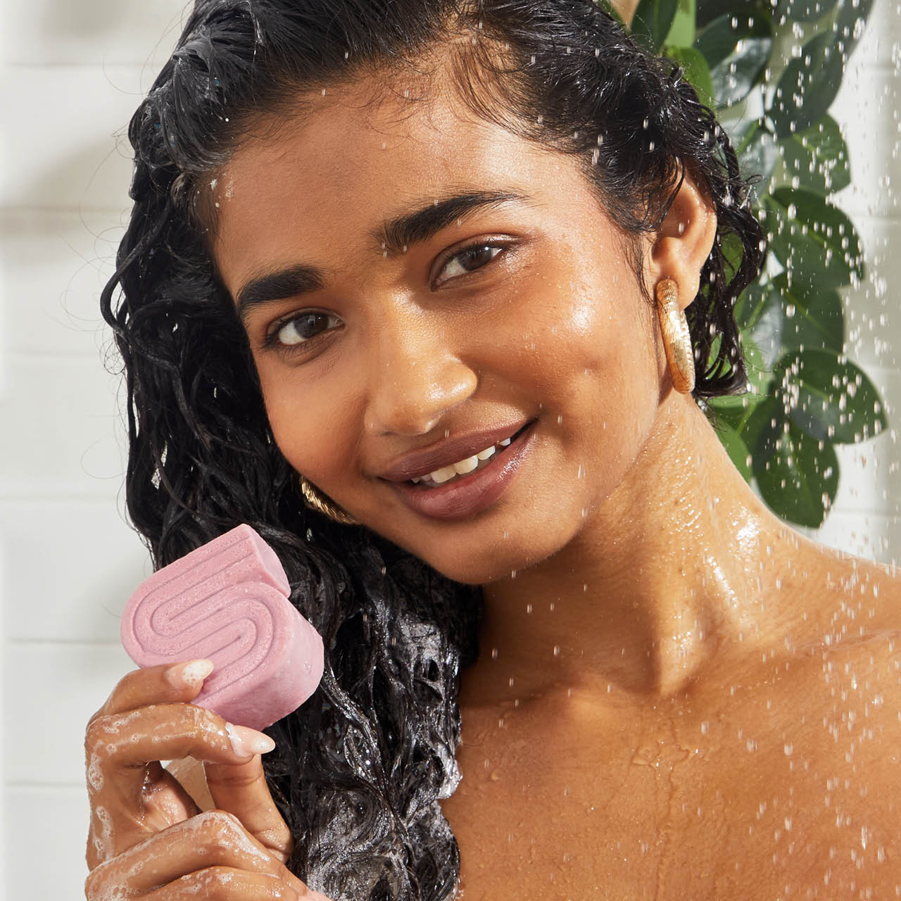 5472-CastorOilShampooBar-Model-BottleFreeBeauty-Nourishing-1280x1280px.jpg