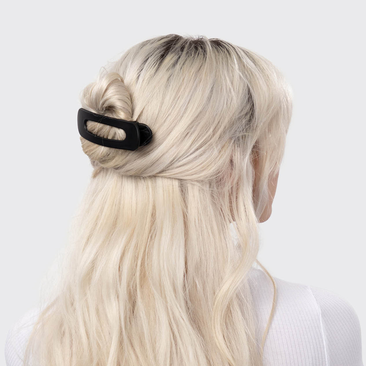 60015-Hair-lifestyle-recycled-plastic-flatLay-clawClip-2pc-flat-black_tort-2-1280x1280px_0db2bb05-5bd9-4ee2-8beb-1de54d5e2e7a.jpg