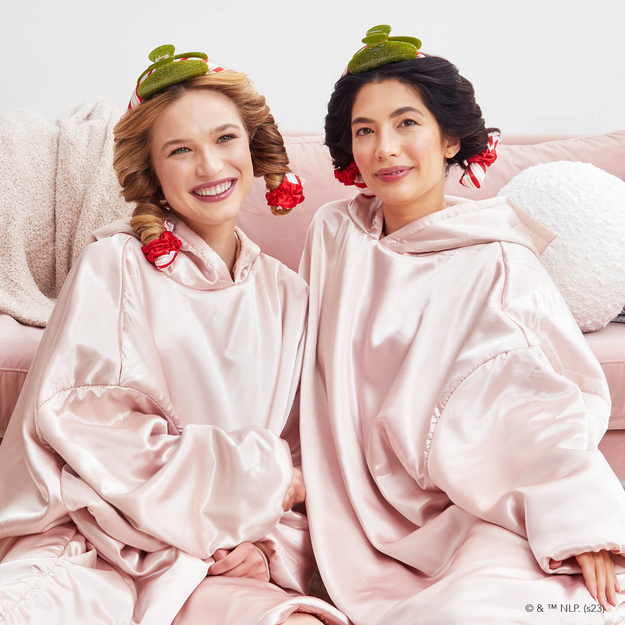 61937-61968-9067-ElfxKitsch-Model-GlitterClawClip-SatinHeatlessSet-CandyCane-Glazey-Blush-1280x1280px_8167d9e1-4528-42d5-a0b2-5a6883bd67d5.jpg