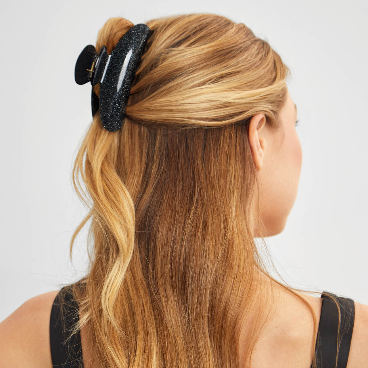 62019-RecycledPlastic-ClawClip-Model-Hair-Black_Glitter-3-1280x1280px.jpg