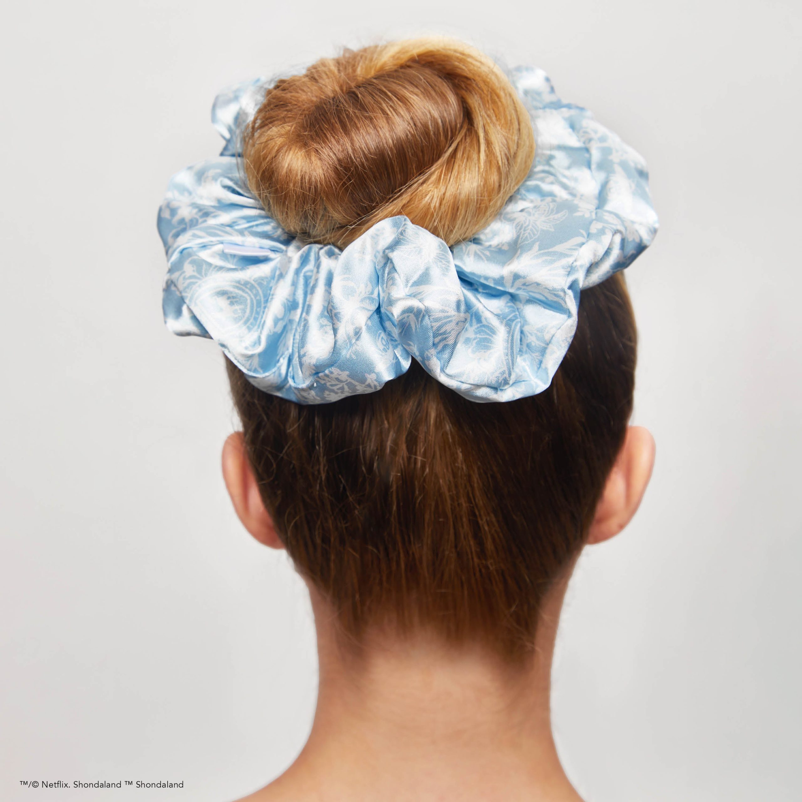 63627-BridgertonxKitsch-SatinPillowScrunchies-ToileDeBlue-Model-3-1280x1280px-scaled-1.jpg
