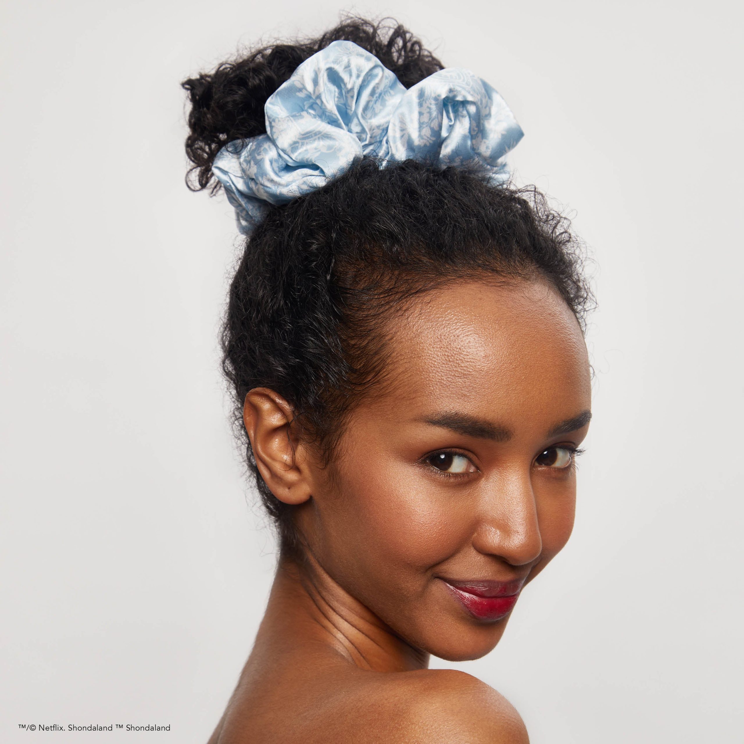 63627-BridgertonxKitsch-SatinPillowScrunchies-ToileDeBlue-Model-6-1280x1280px_d176e59c-178c-4a56-ae83-453f332750f3-scaled-1.jpg