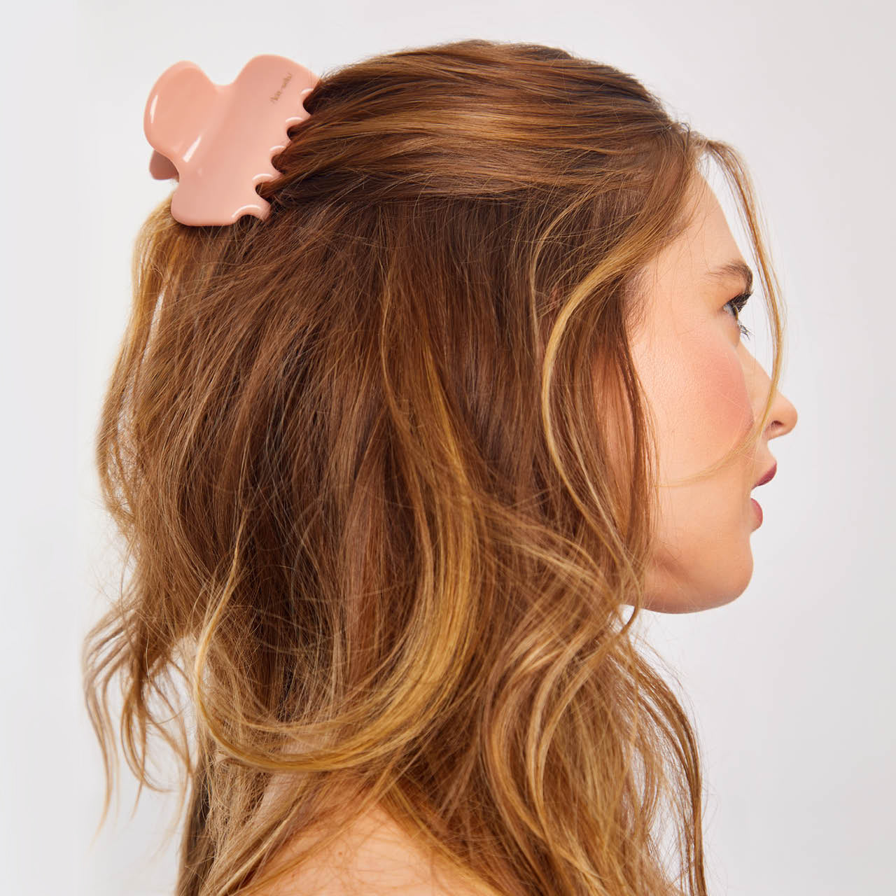 64280-RecycledPlastic-PuffyClawClip-1pc-Model-Hair-Rosewood-5-1280x1280px.jpg