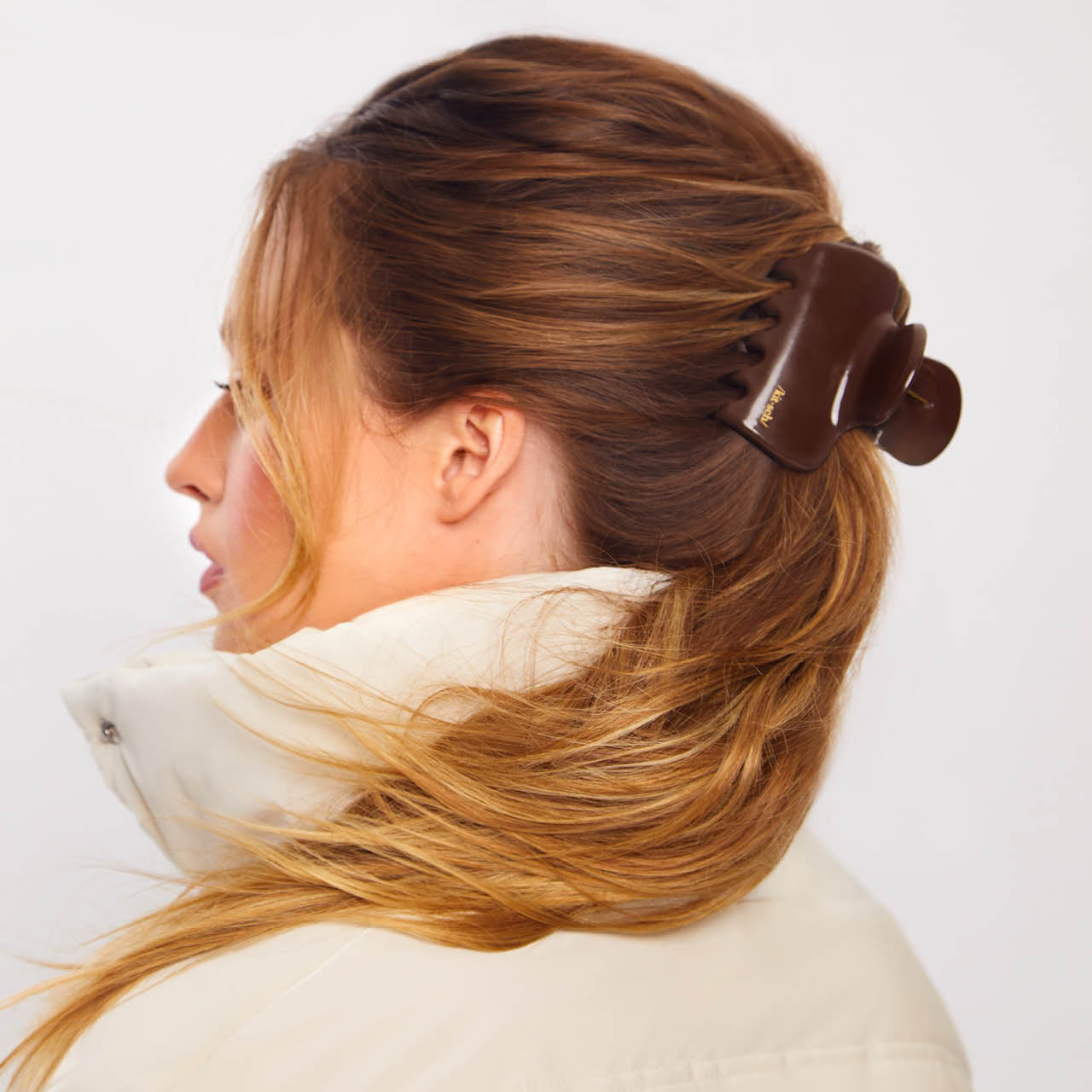 64990-RecycledPlastic-PuffyClawClip-1pc-Model-Hair-Chocolate-1280x1280px.jpg