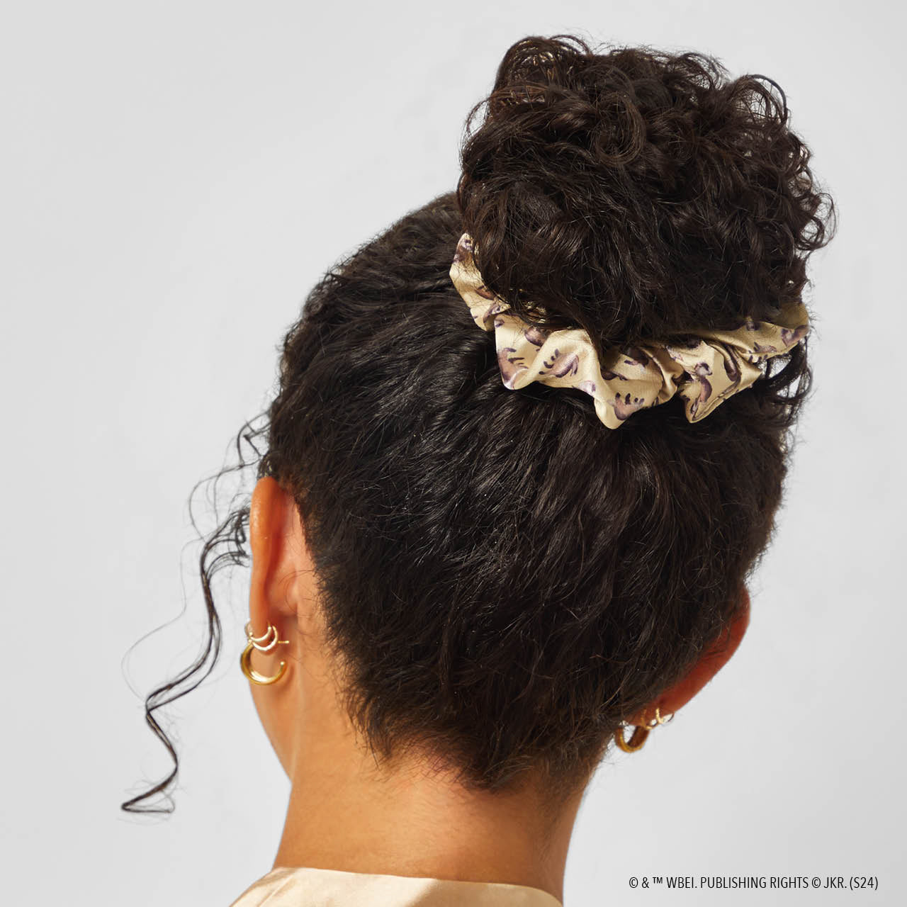 65355-HarryPotterxKitsch-SatinSleepScrunchies-4pc-Model-5-1280x1280px.jpg