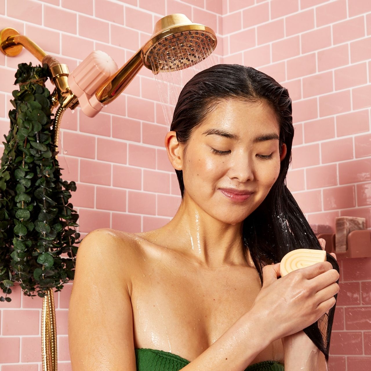 65768-5465-ShowerFilterAttachment-DeepMoisturizingSolidConditionerCoconutOil-Model-BottleFreeBeauty-Terracotta-2-1280x1280px.jpg