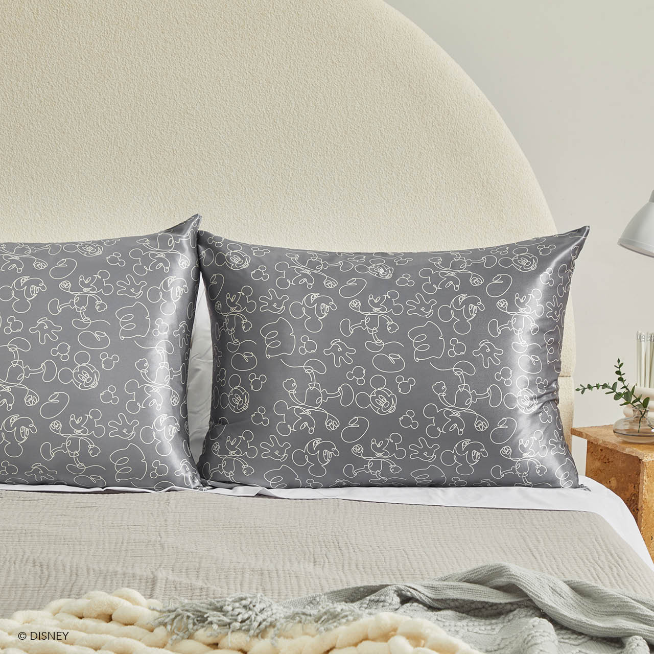 65997-66024-MickeyMinniexKitsch-CreativeProductShoot-StandardSatinPillowcase-MickeyMagic-Charcoal-5-1280x1280px.jpg