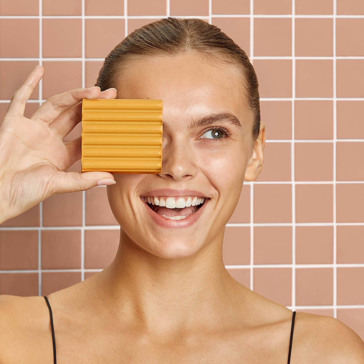 66185-KojicAcidSolidFace_BodyWash-Model-BottleFreeBeauty-Brightening-1280x1280px.jpg