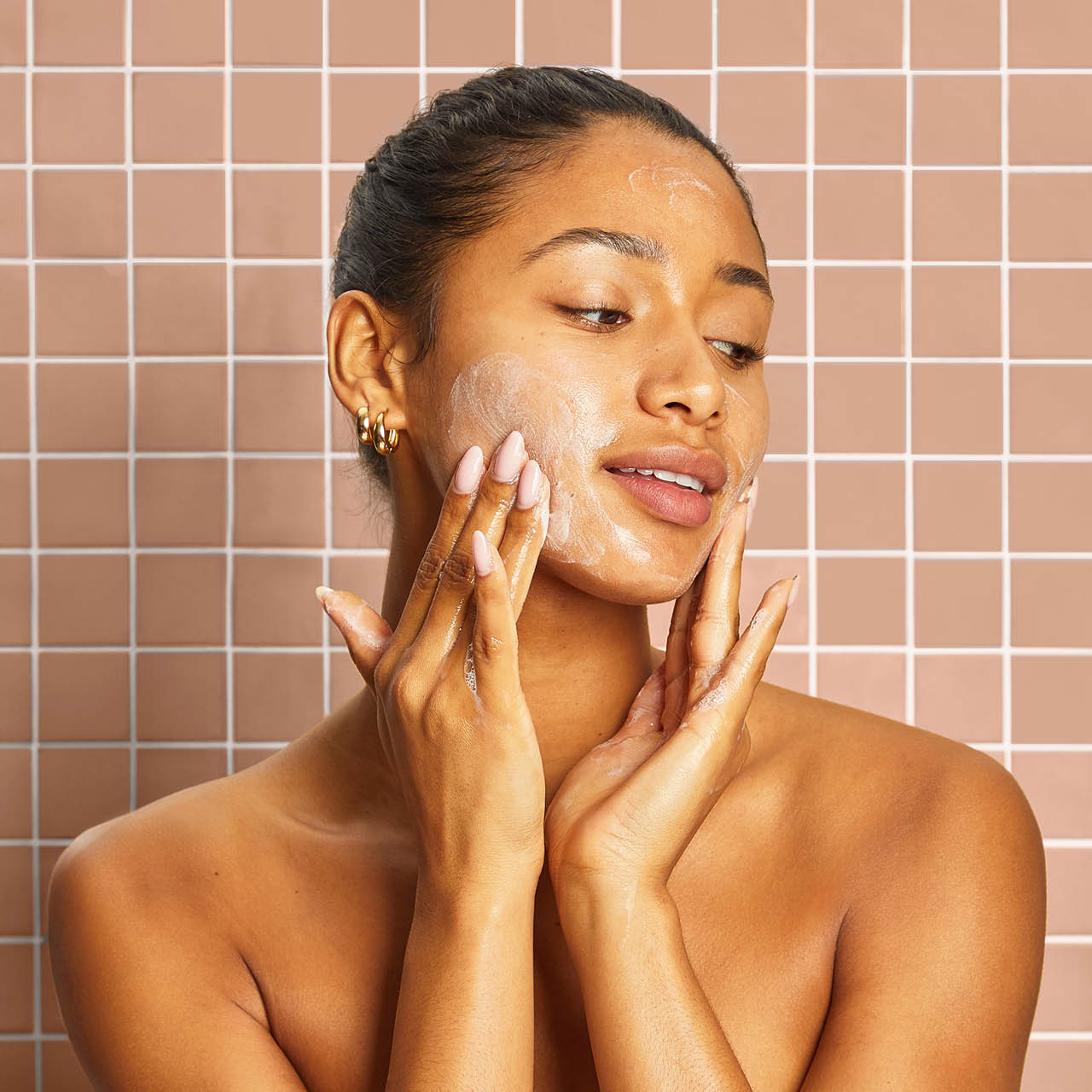 66185-KojicAcidSolidFace_BodyWash-Model-BottleFreeBeauty-Brightening-4-1280x1280px.jpg