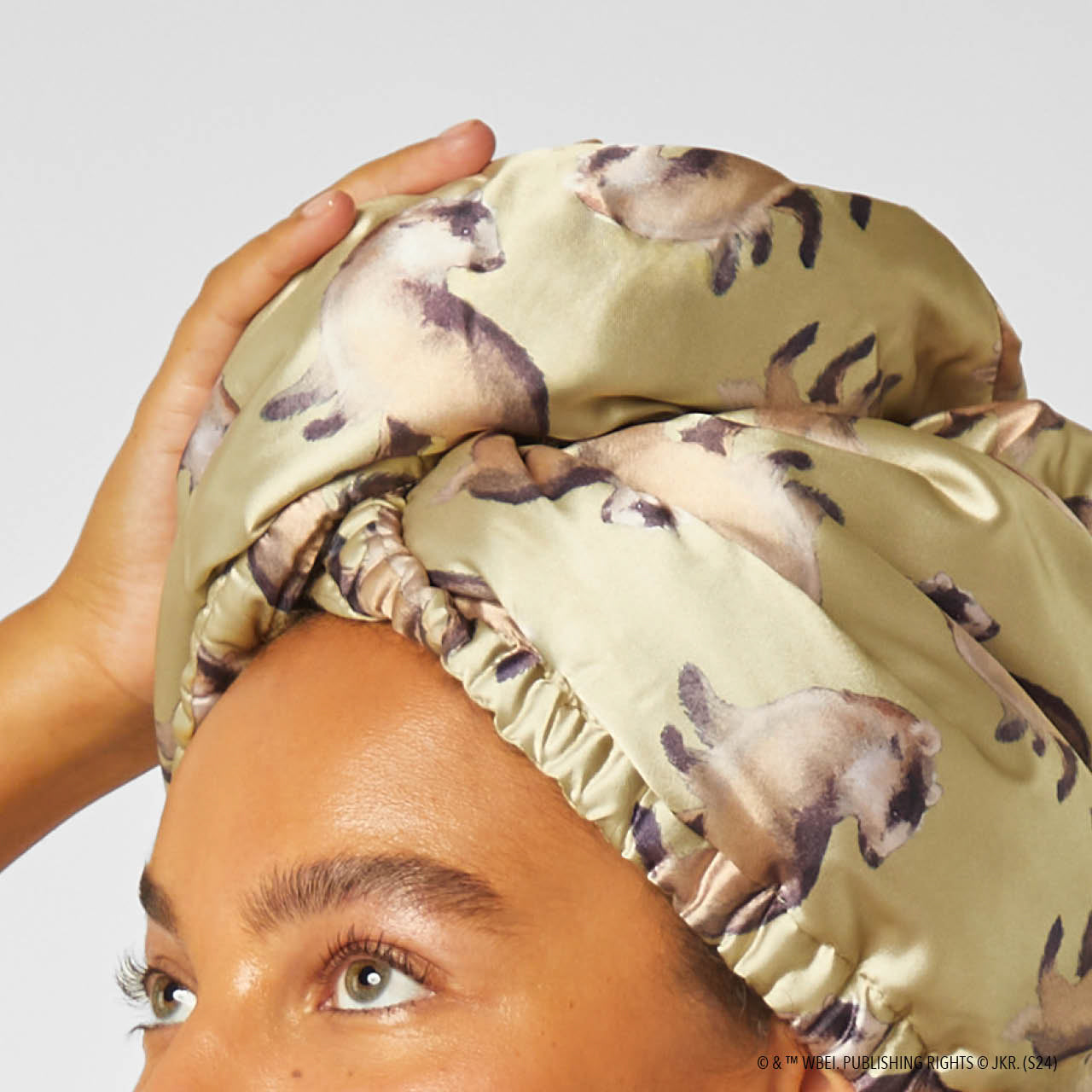 66727-HarryPotterxKitsch-SatinWrappedHairTowel-Hufflepuff-Model-5-1280x1280px.jpg