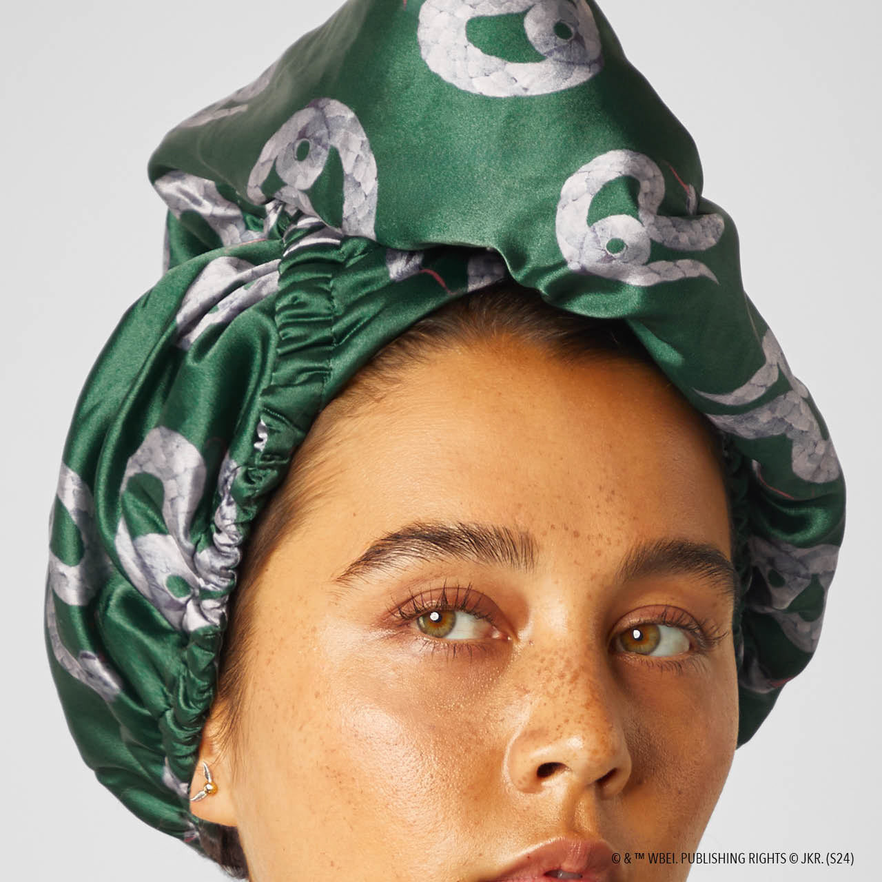 66741-HarryPotterxKitsch-SatinWrappedHairTowel-Slytherin-Model-9-1280x1280px.jpg