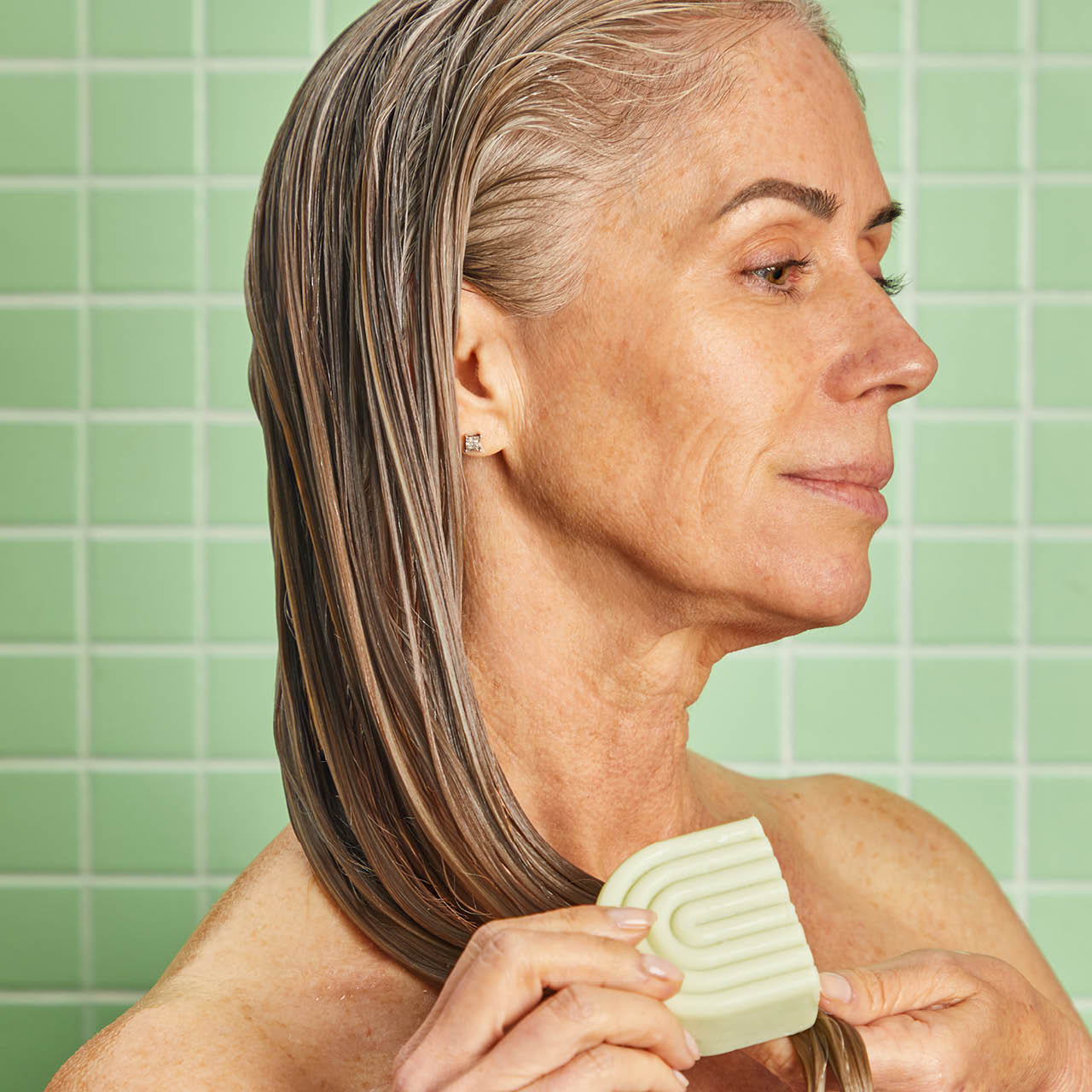 66833-TeaTree_MintSolidConditioner-Model-BottleFreeBeauty-Clarifying-1280x1280px.jpg