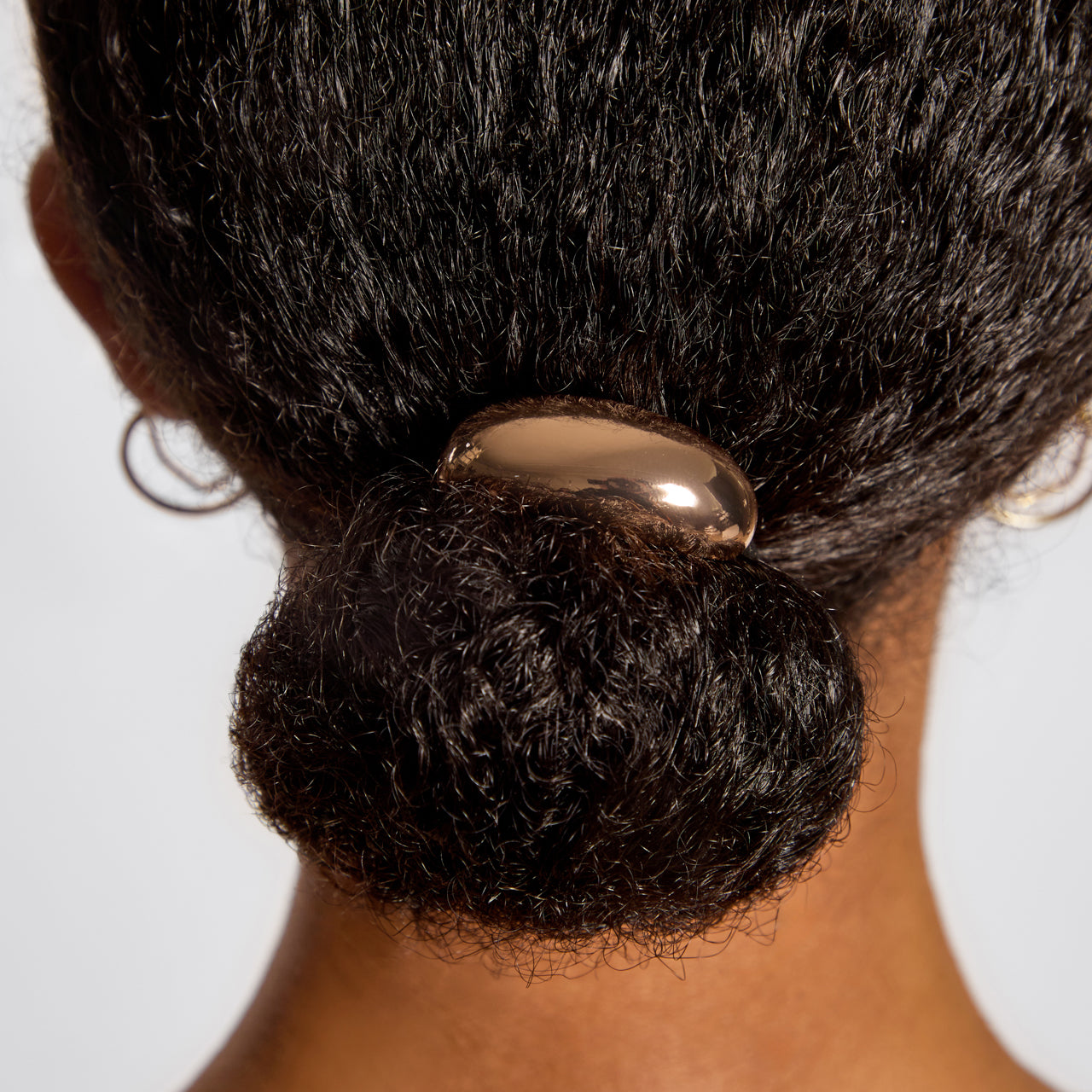 69322-MetalCloudCuff-Medium-Gold-Hair-Model-1-1280x1280px.jpg
