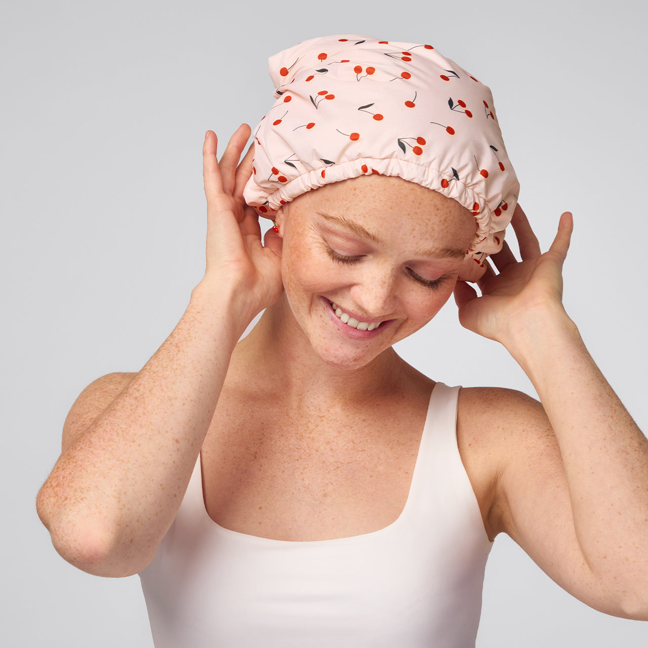 69957-Satin-LinedFlexiShowerCap-SeasonalCollection-CherryPrint-Model-1280x1280px.jpg