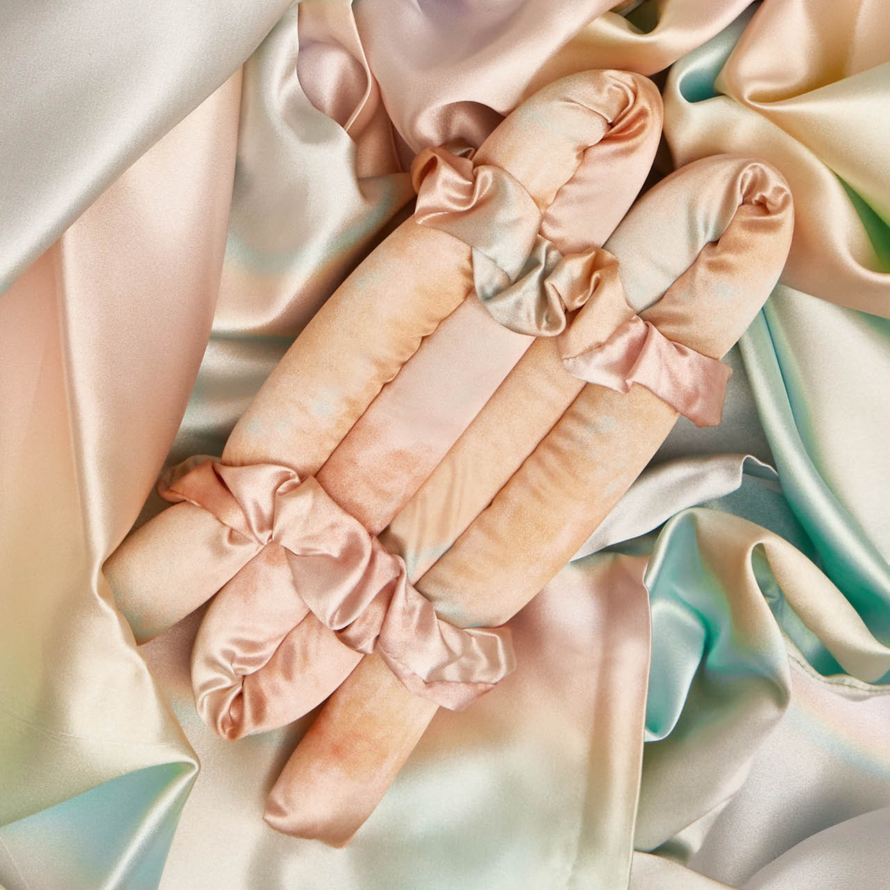 7568-8862-CreativeProductShoot-SatinHeatlessCurlingSet-StandardSatinPillowcase-1280x1280px.jpg